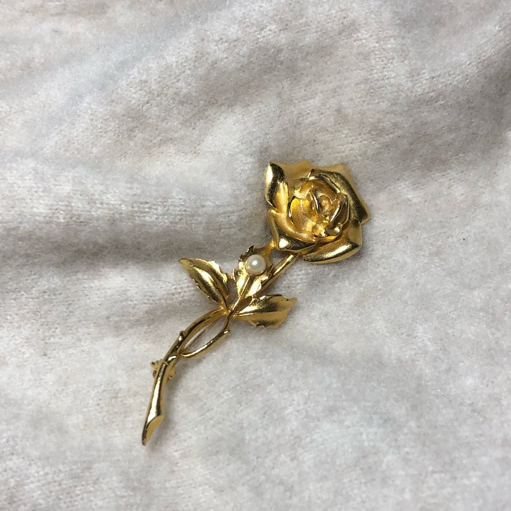Vintage gold rose pin with pearl detail